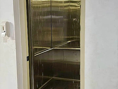 Prédio tem 4 elevadores, nenhum funcionando