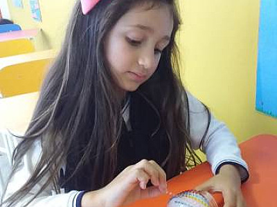 Alunos de escola do bairro produzem artesanato para feira solidária