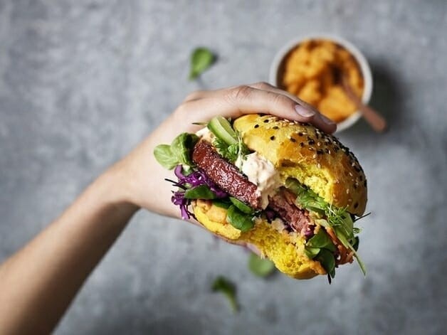 Nestlé anuncia hambúrguer vegano à base de beterraba, cenoura e pimentão