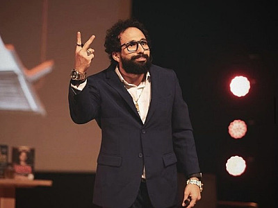 Humorista Murilo Couto apresenta stand-up comedy "7 passos para o bilhão" em Barueri