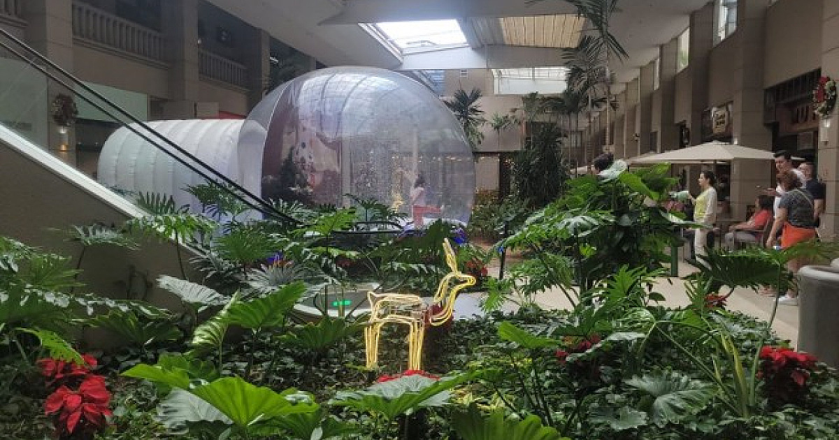 Para temporada natalina, Alpha Square Mall conta com globo de neve gigante