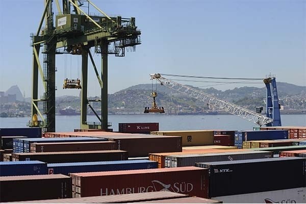 Brasileiros aumentam consumo de produtos importados, aponta CNI