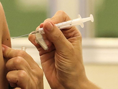 Barueri inicia imunização da 4ª dose contra Covid para pessoas + 50 e profissionais da saúde