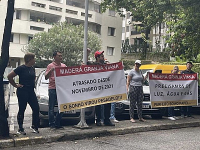 Clientes protestam em frente ao escritório de construtora em Barueri