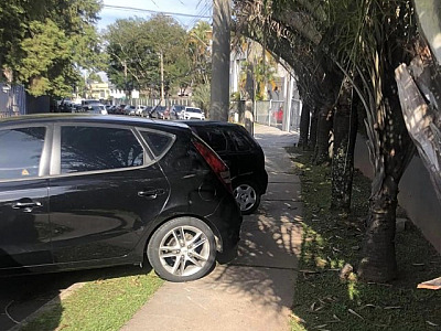 Moradores de Alphaville reclamam de veículos estacionados em cima da calçada na Av.Tamboré