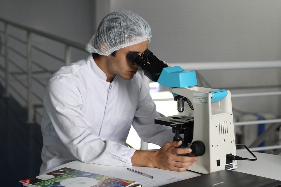 Brasileiros confiam mais em líderes religiosos do que em cientistas