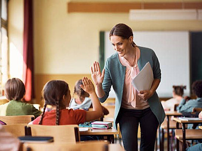 Plataforma Toda Matéria abre inscrições para Prêmio Professor do Ano 2025, vencedor ganhará eletrôni