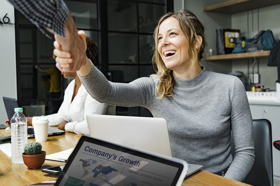 Mulher no comando de empresa dá mais lucro no Brasil e no mundo, aponta Organização Internacional do