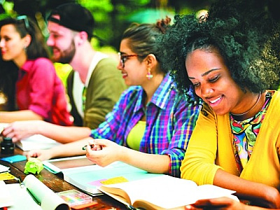 Mulheres têm melhor formação e ganham menos, aponta IBGE