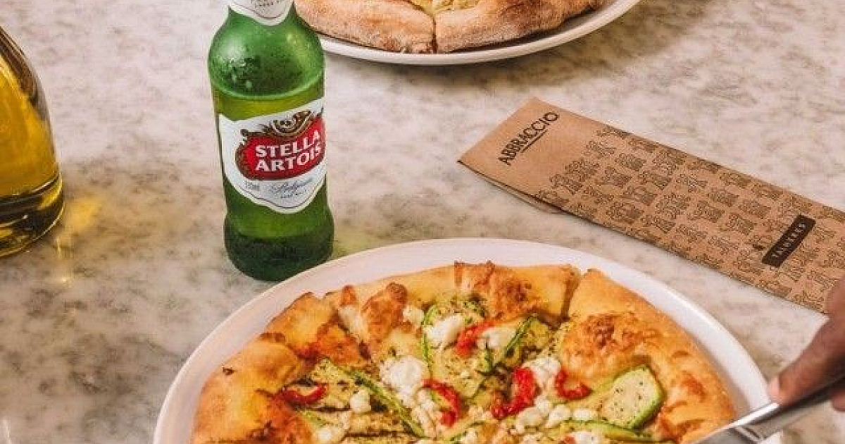 Com entrega em Alphaville, Abbraccio aposta em receitas de pizza com cerveja