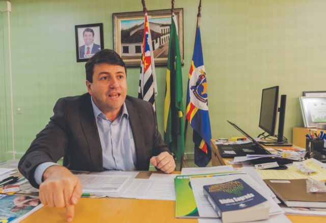 Sem definição de sucessor, Elvis Cezar filia secretários no PSDB