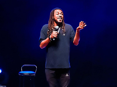 Comediante Jhordan Matheus se apresenta na sexta-feira (24) em Barueri