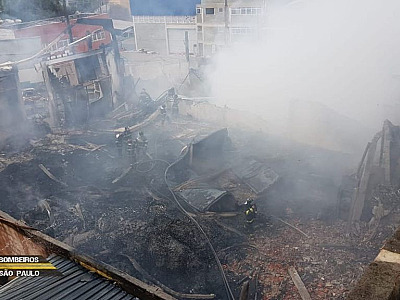 Corpo de Bombeiros localiza quatro corpos carbonizados em incêndio no Jardim Califórnia