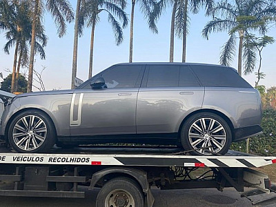 Polícia apreende carro de luxo de influenciadora Deolane Bezerra em Alphaville em operação