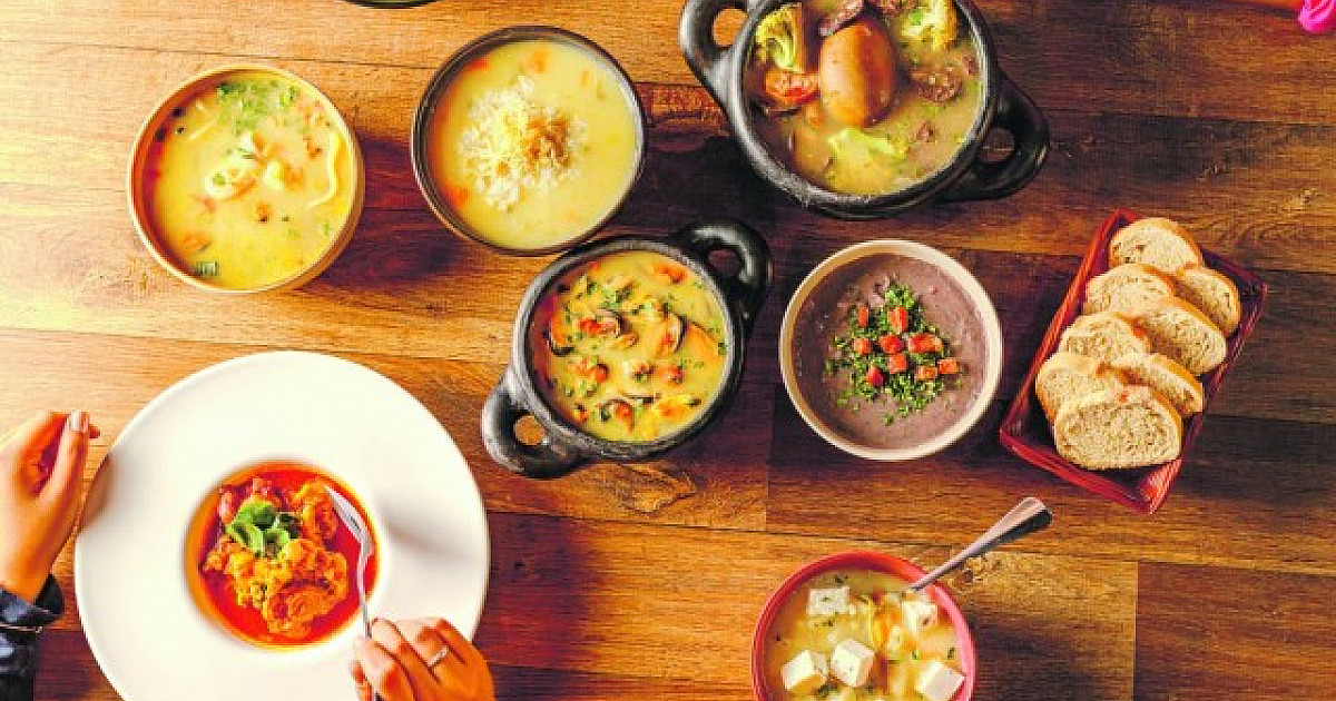 Para esquentar o paladar e espantar o frio, tem sopas e caldos no cardápio!