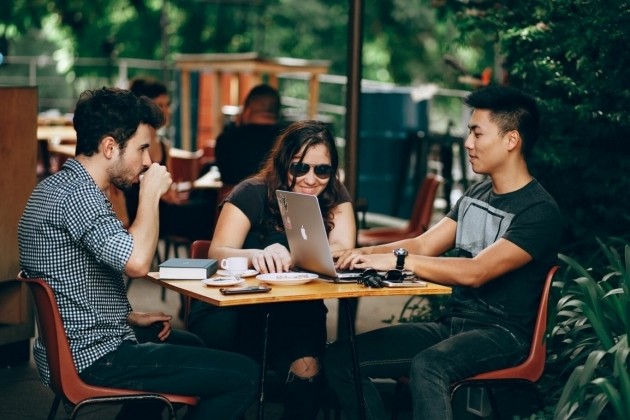 Pais ainda têm maior influência na escolha da carreira dos brasileiros, aponta LinkedIn