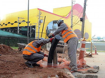 Fios no cruzamento das alamedas Rio Negro e Araguaia devem ser aterrados