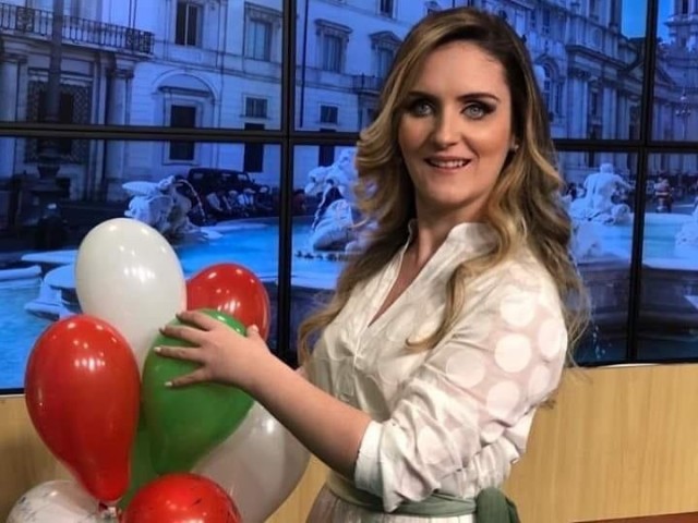Moradora de Alphaville canta para vizinhos pela varanda durante quarentena