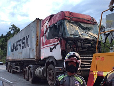 Caminhão perde o controle e atinge carros estacionados no Bethaville