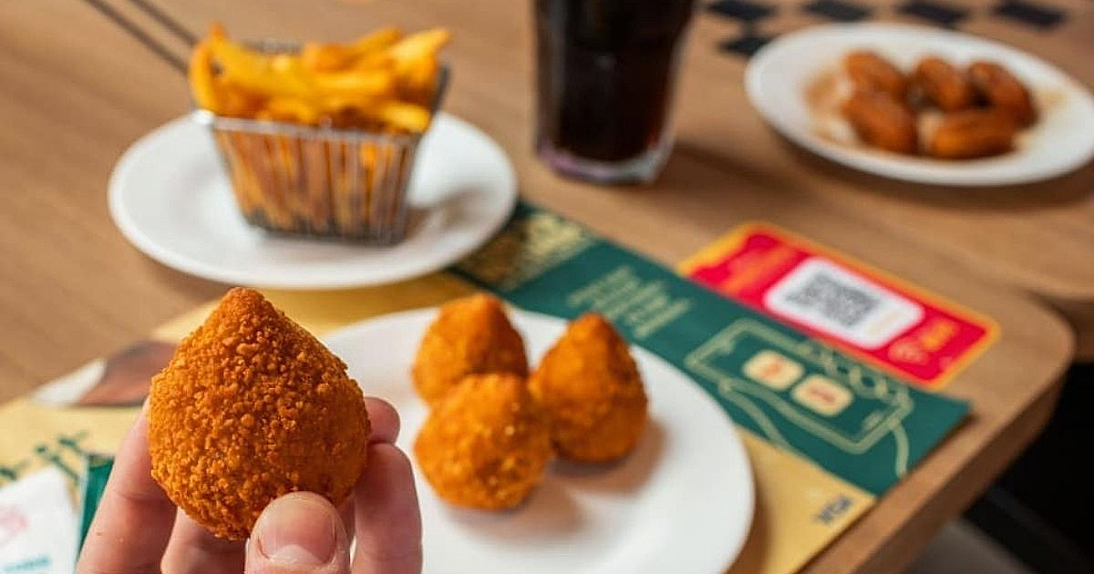 Ragazzo oferece 6 coxinhas por R$ 0,99 na Black Friday