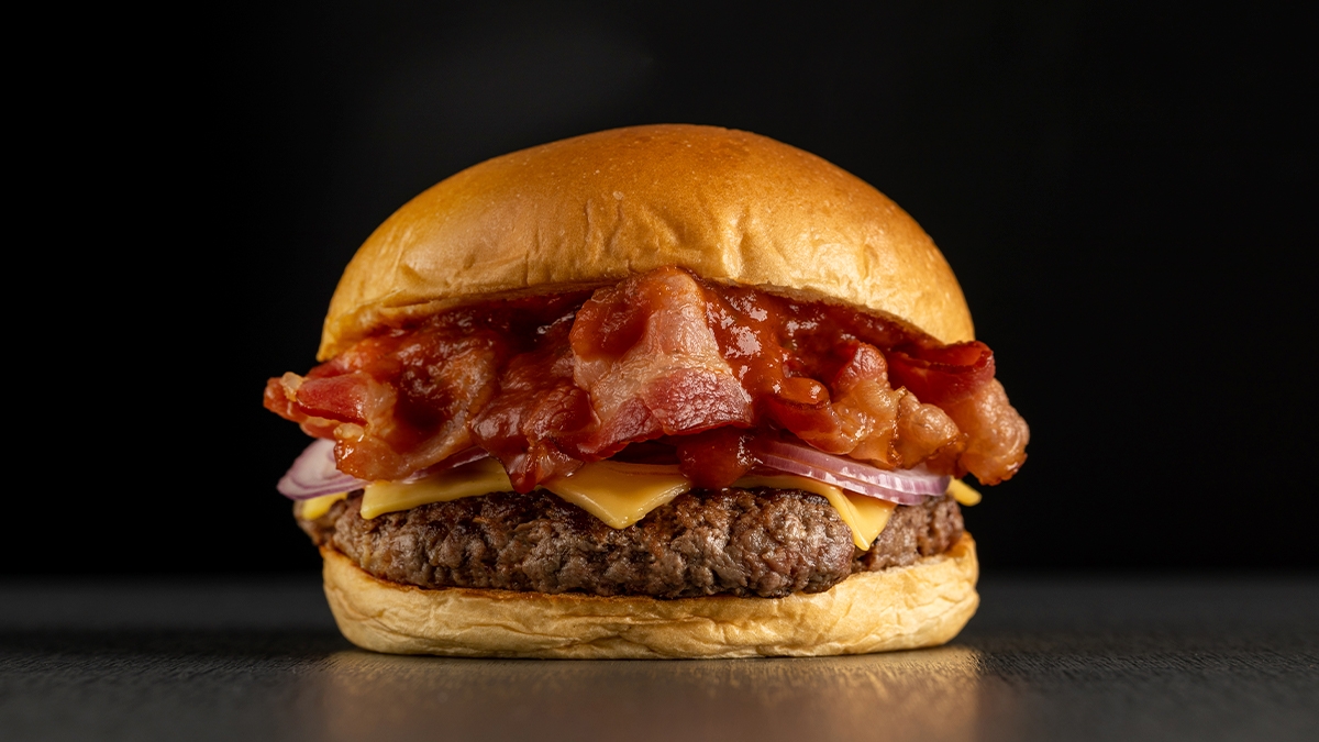Bullguer lança novo hambúrguer com 4 fatias de bacon duplamente defumado