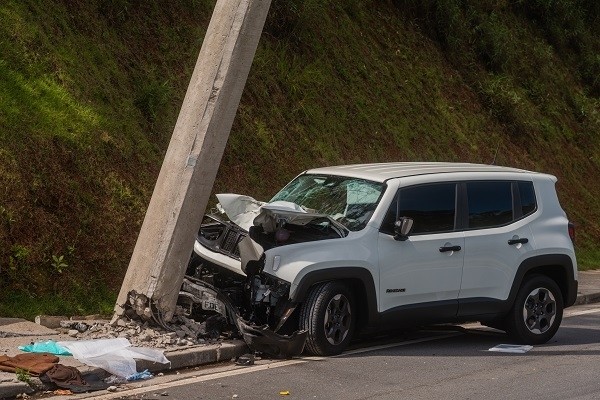 Condutor atropela moradora e colide carro em poste na Via Parque