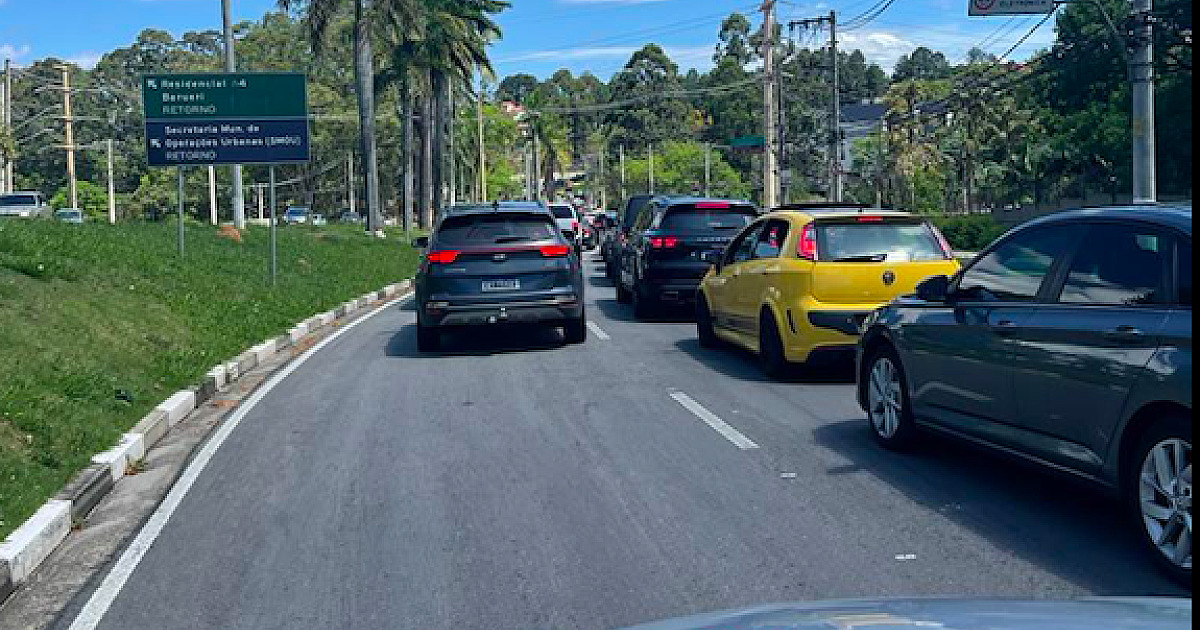 Av. Yojiro Takaoka tem tráfego lento na manhã deste domingo (30)