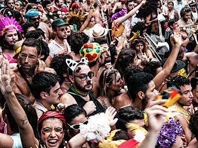 Golpes no carnaval: veja como proteger celular, PIX e cartão