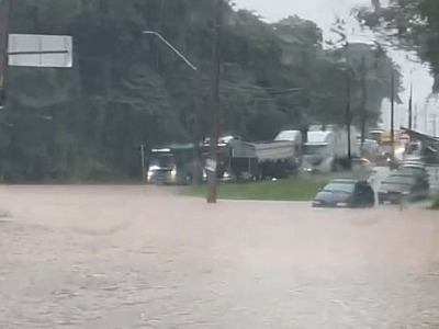 Após forte chuva na região de Aldeia da Serra, área próxima ao começo da serra fica alagada
