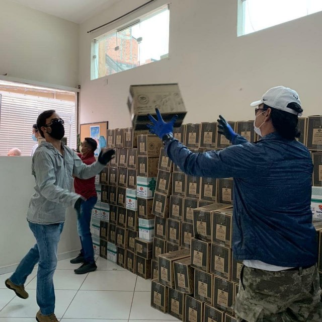 Projeto Irmãos Juntos Brasil doa alimentos para comunidades da região