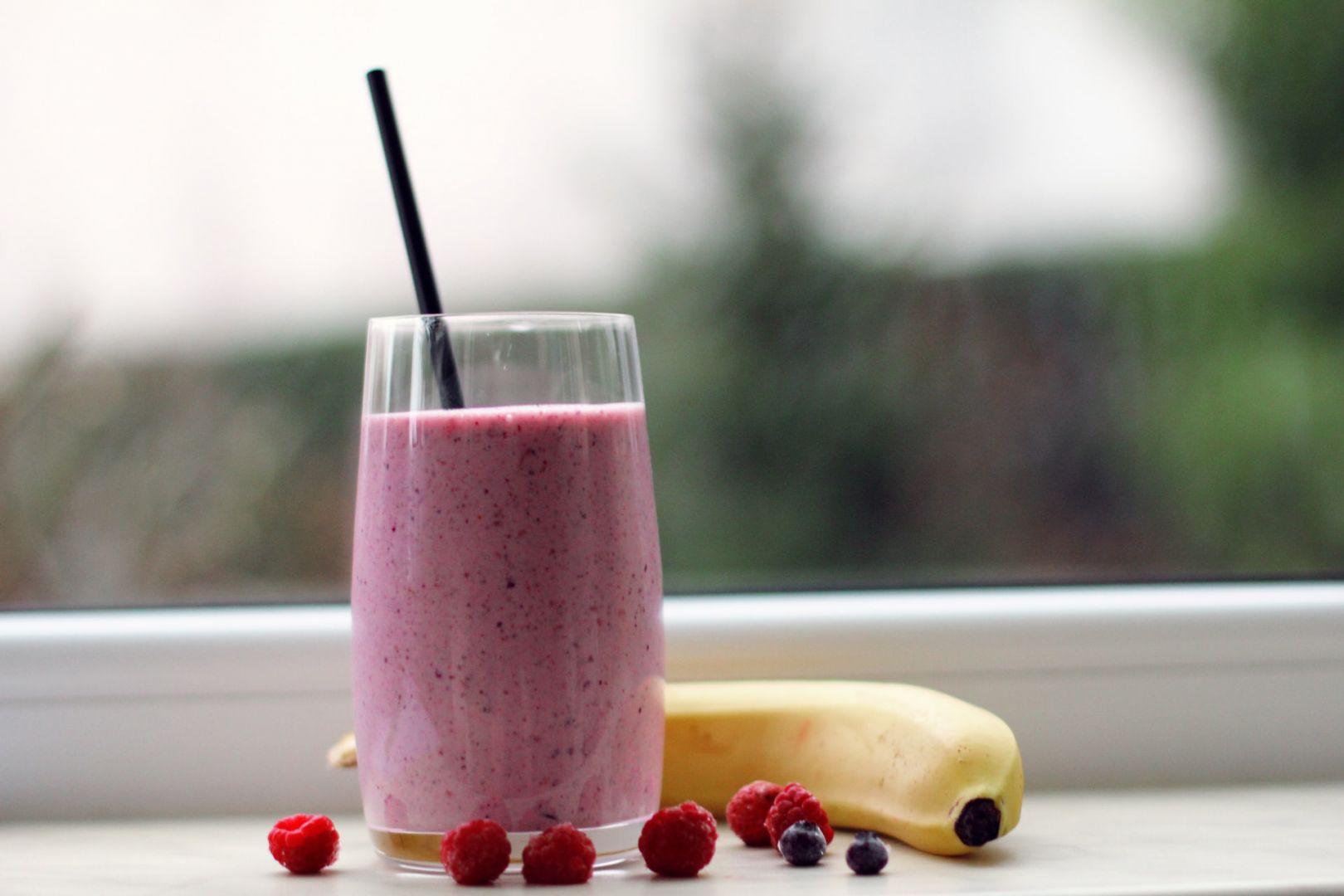 Refresque-se com um colorido Smoothie de frutas vermelhas e banana