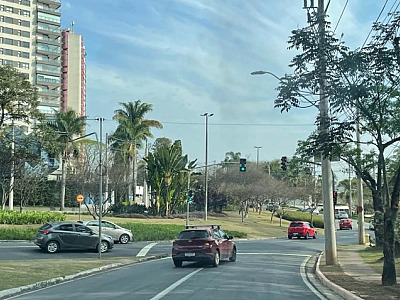 Após reclamações, Barueri vai monitorar semáforo em Alphaville