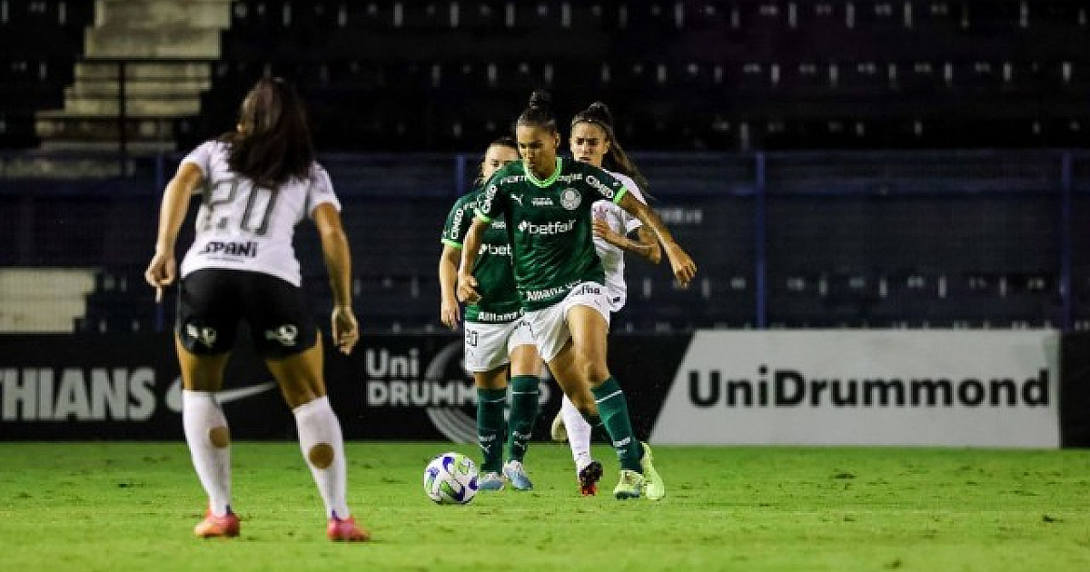 Palmeiras e Atlético-MG se enfrentam na Arena Barueri pelo Campeonato Brasileiro de Futebol Feminino
