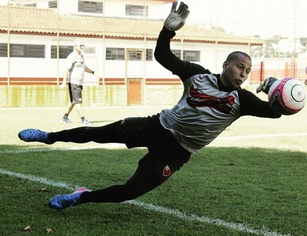 Destaque na Série B, Rodolfo volta ao gol do Oeste