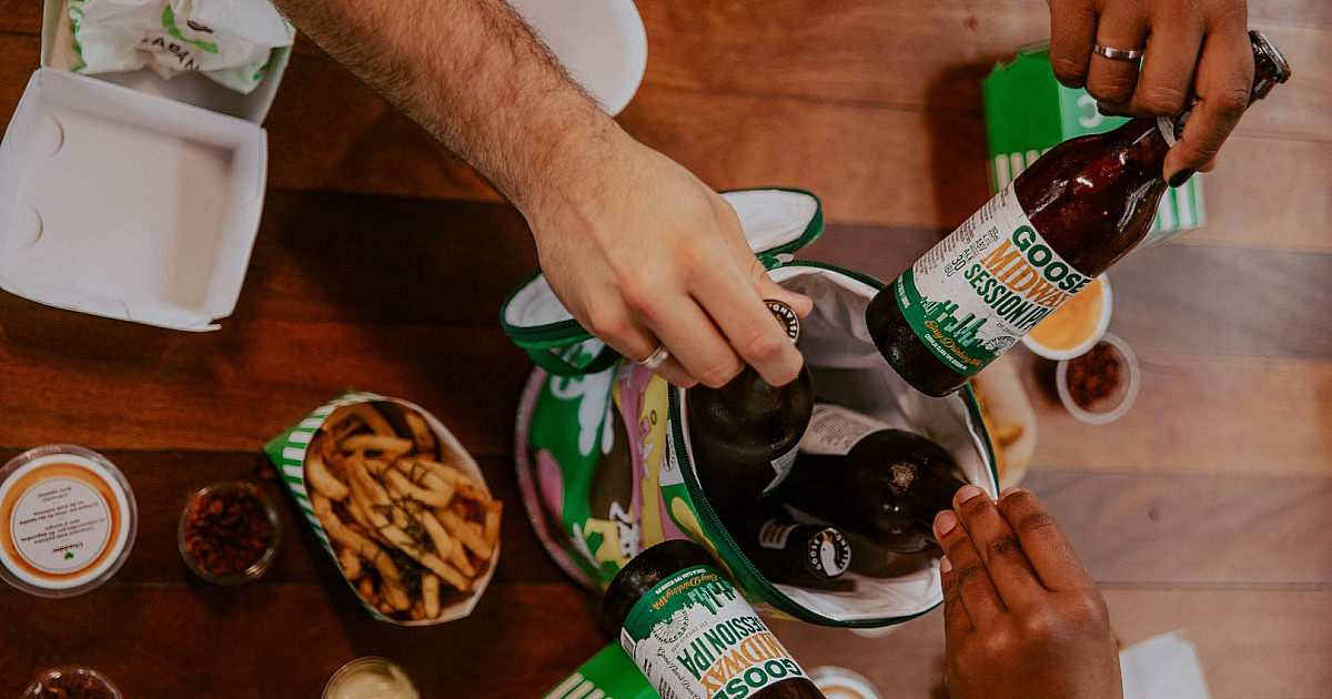 Cabana Burger celebra aniversário com lançamento de produtos personalizados