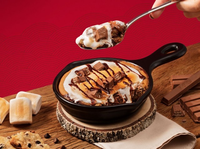 Outback lança nova sobremesa em parceria com KitKat