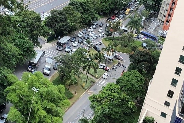 Vigilante tenta suicídio na guarita da AREA