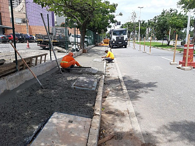 Prefeitura de Barueri realiza obra para a reconstrução de calçada na Al. Andrômeda