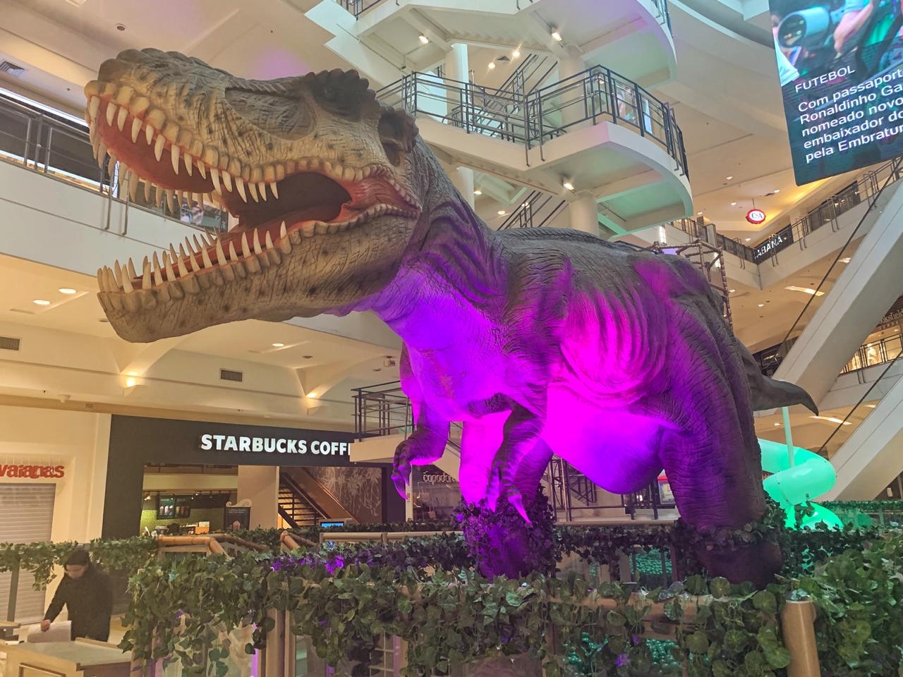Shopping Tamboré recebe parque de dinossauros com piscina de bolinhas gigante