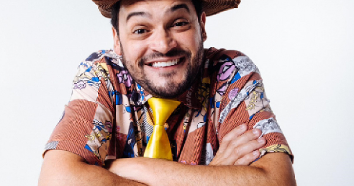 Humorista Matheus Ceará apresenta seu novo show "Meta a mão que o dedo é pouco" em Barueri