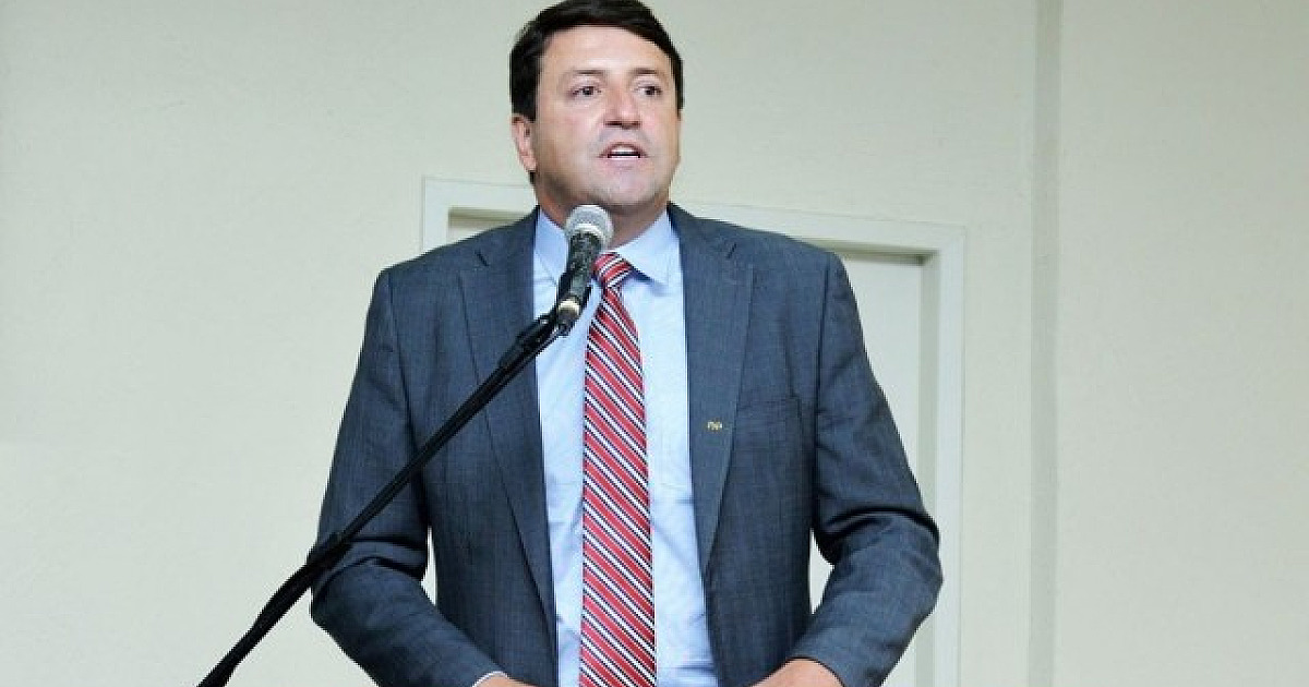 Elvis trocou de partido, mirou governo e terminou com o grupo sem mandato