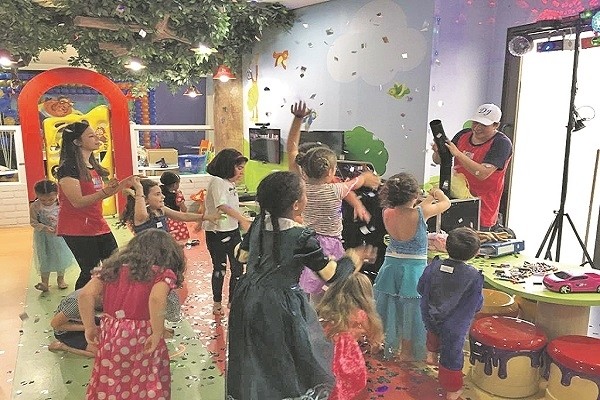 Em clima de folia, shoppings centers promovem Bailinhos para crianças