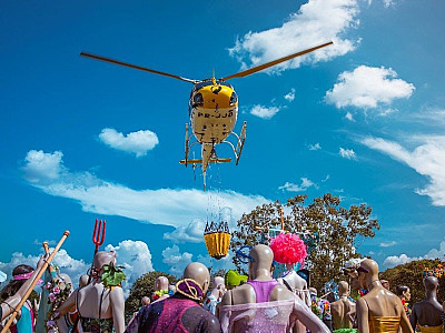 Skol testa helicóptero que faz chover em aglomerações no Carnaval