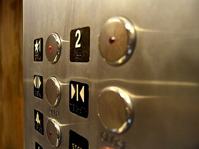 Pandemia cria novo modo de usar dos elevadores