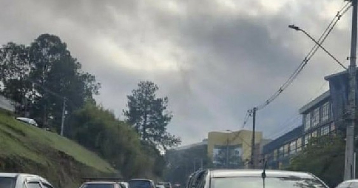 Veículo pega fogo na Av. Yojiro Takaoka nesta terça-feira (30)