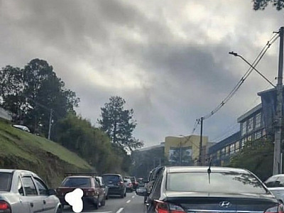 Veículo pega fogo na Av. Yojiro Takaoka nesta terça-feira (30)