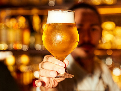 Cão Véio Alphaville celebra o Dia da Cerveja com mais de 50 rótulos da bebida no menu