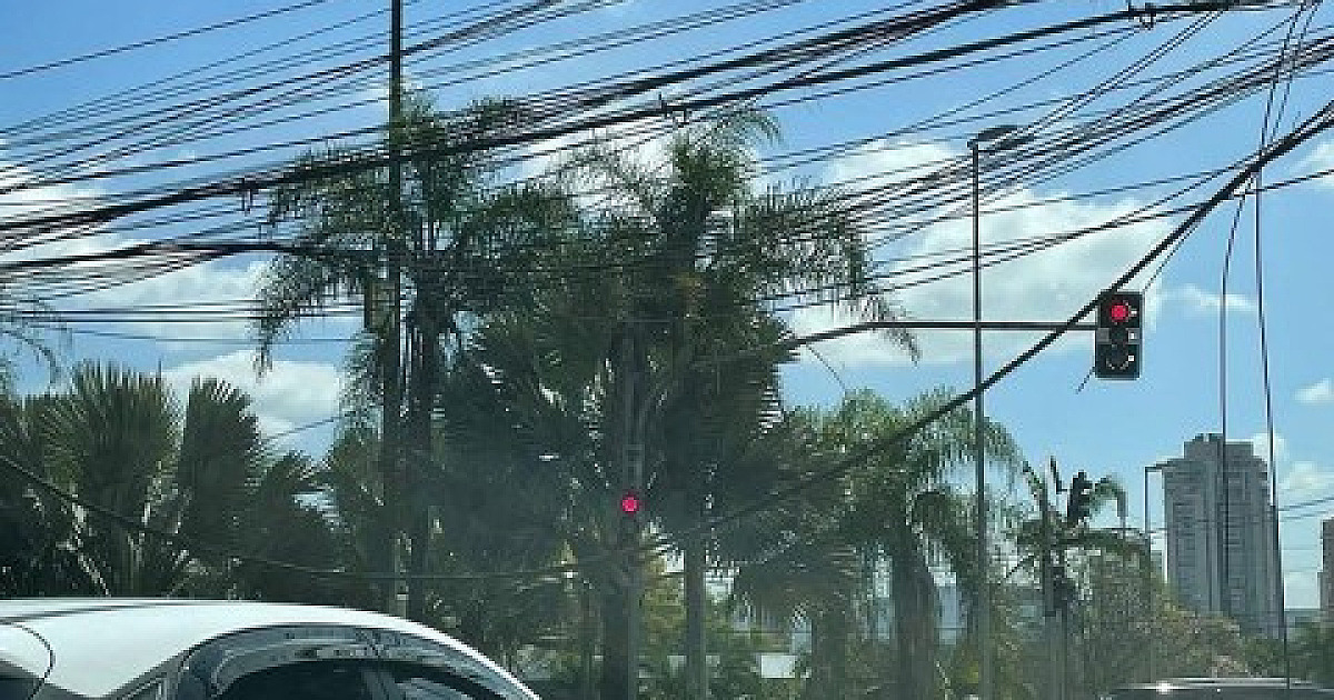 Moradora de Alphaville faz reclamação sobre fios caídos na Alameda Rio Negro