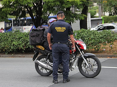 Morador de Alphaville denuncia uso de trilha no 18 do Forte como rota de fuga de motoboys