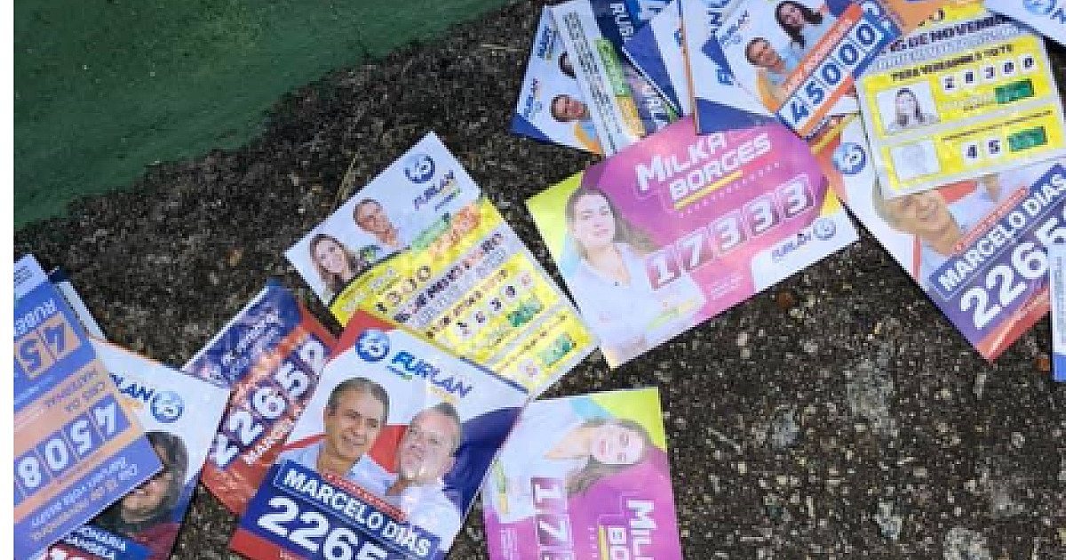 Moradores de Alphaville relatam santinhos jogados em vias próximos aos locais de votação